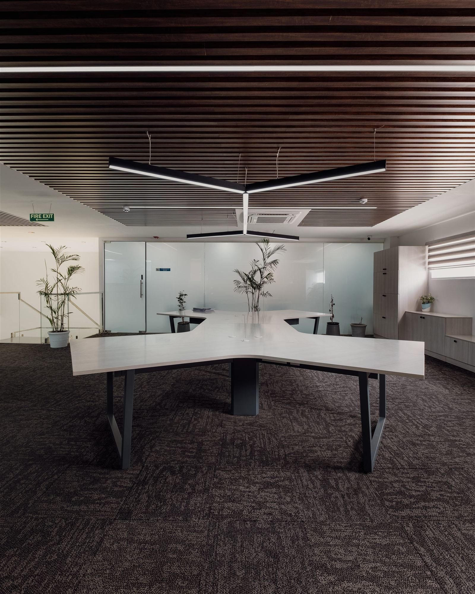 Sculptural workstation cluster from the Biolitec Pharma workplace fit-out