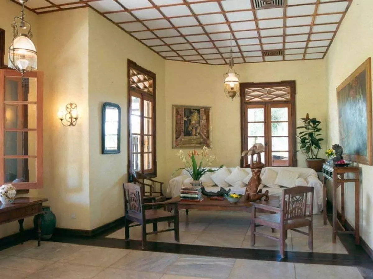 SPACIOUS FAMILY ROOM